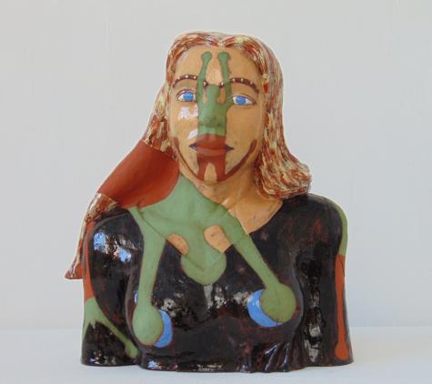 FRAU MIT GEISTERN, Keramik, H.34cm, B.30cm, 1998