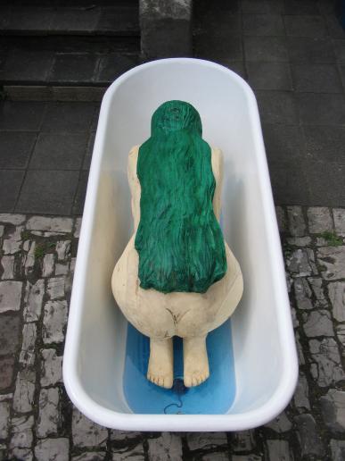 WASSERNIXE IN DER WANNE, Holz, Stahl, Glas, H.69cm, B.170cm, T.63cm, 2005