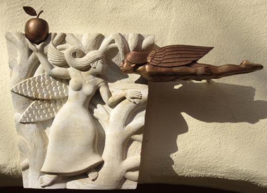 FRÜHLING IM APFELBAUM, Schlussstein für den Torbogen der Schlossbrennerei Betzenstein, Sandstein und Bronze, H.53cm, B.74cm, 2014
