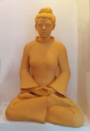 Weiblicher Buddha, Keramik, H.75cm, B.48cm, 2005