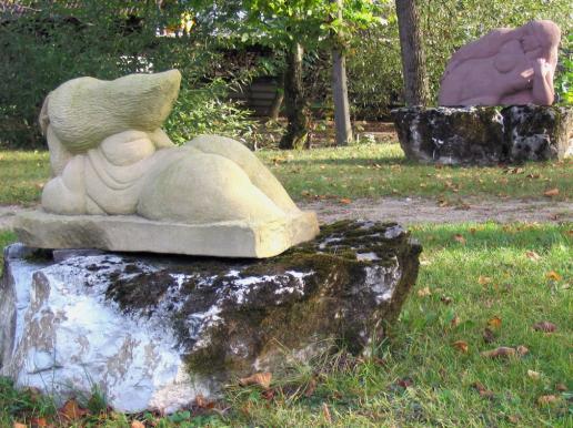 TUSCHITA und WASSERSCHLANG, zwei Sandsteinfiguren aufgestellt auf der Pegnitzinsel in Vorra