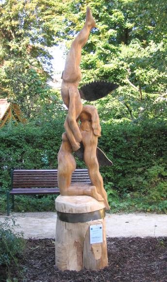 DER HIMMLISCHE KUSS, Lindenholz und Stahl, H.240cm, B.76cm, 2009