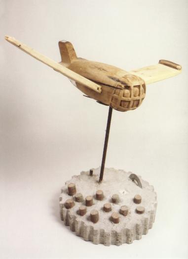 WIEVIEL UHR IST ES, Holz mit Beton  und Stahl, H.116cm, B.110cm, 1998