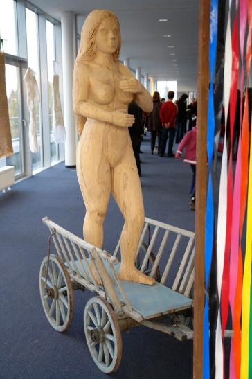 DIE BRAUT AUF DEM WAGEN, Holz, Stahl, Kunststoff, Blattgold, H.210cm, B.200cm, T.130cm, 2007